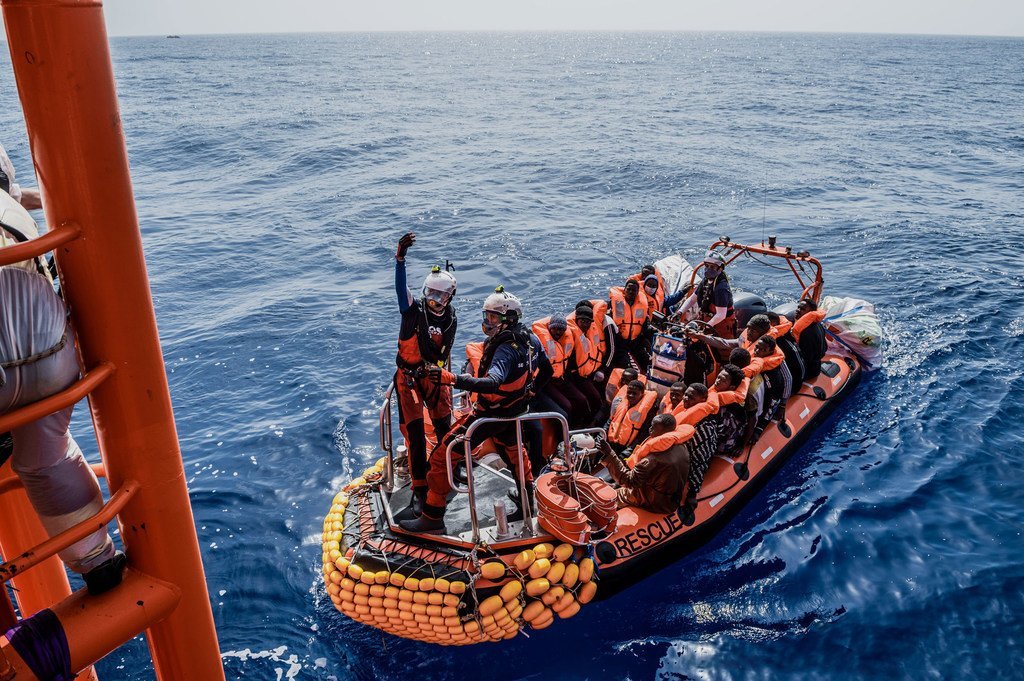 Des migrants sont secourus au large des côtes libyennes en avril par l'ONG SOS Méditerranée.